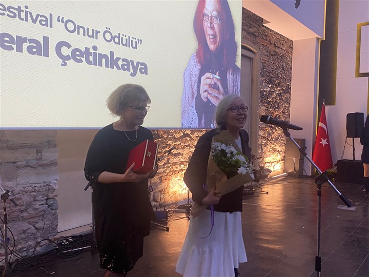 TAKSAV10. Uluslararasi İzmir Tiyatro Festivali, Onur Ödülü alan Meral Çetinkaya
