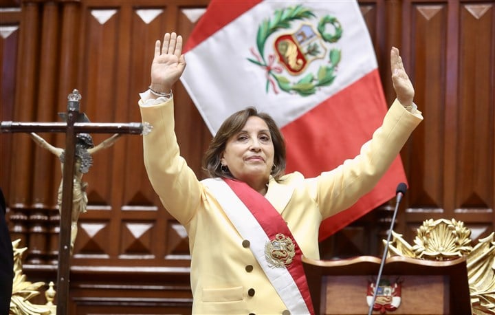 Castillo'nun görevinden alınmasının ardından Boluarte, ülke tarihinin ilk kadın cumhurbaşkanı olarak göreve başladı. (AA)