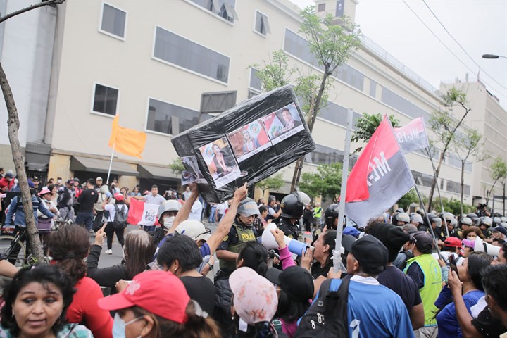 Boluarte'nin yemini sırasında Castillo karşıtı göstericiler kongre binası önünde toplandı. (AA)
