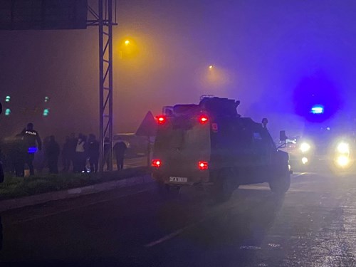 diyarbakir-da-polis-servisinin-gecisi-sirasinda-patlama-8-polis-yaralandi-1100966-1.
