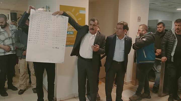 Birleşik Metal-İş Genel Başkanı Adnan Serdaroğlu işçilere açıklama yapıyor