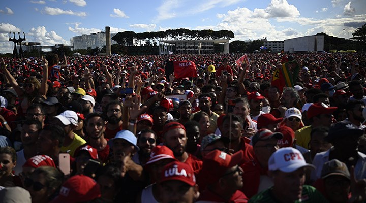 Lula’nın yemin törenine yaklaşık 300 bin kişi katıldı. 