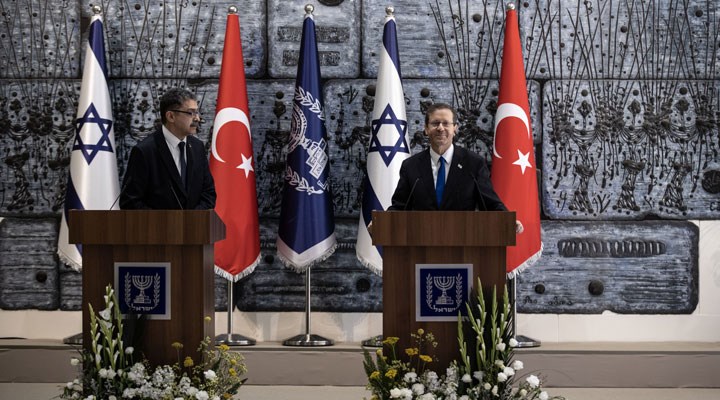 Türkiye'nin Tel Aviv Büyükelçisi Şakir Özkan Torunlar (solda), İsrail Cumhurbaşkanı Isaac Herzog’a (sağda)