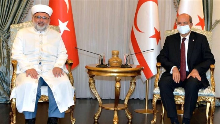 Kuzey Kıbrıs Cumhurbaşkanı Ersin Tatar (sağda) ve Ahmet Ünsal