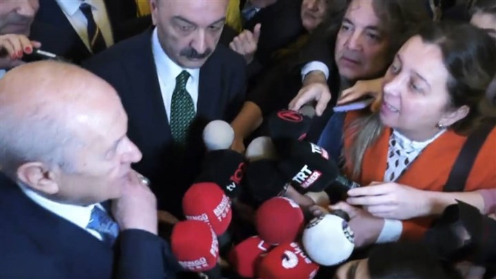 Gazeteci Yazıcıoğlu, Bahçeli'ye soru sorduğu için bulunduğu yerden itilerek uzaklaştırıldı.