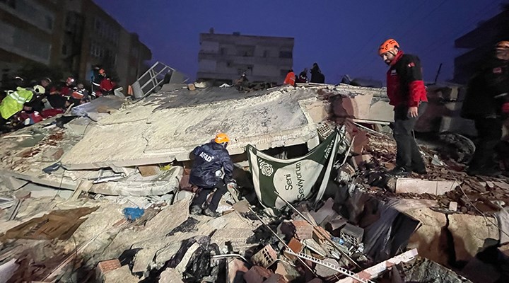 Kahramanmaraş'ta 7.4 büyüklüğünde deprem: Yıkılan binalar var, 4. seviye  alarm verildi!