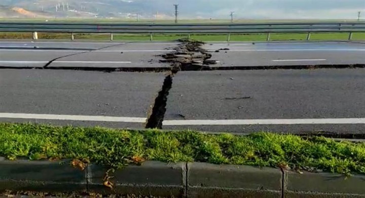 deprem-sonrasi-hatay-havalimani-yolunda-derin-catlaklar-olustu-1123331-1.