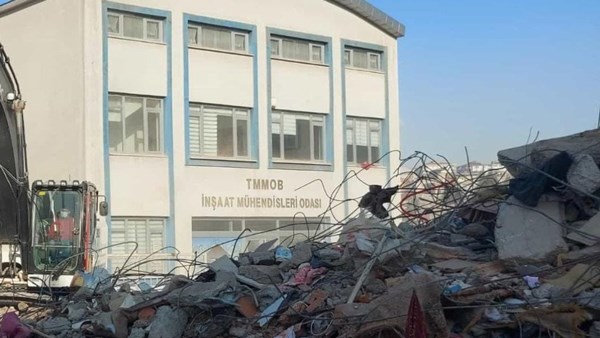 Neredeyse çevresinde bulunan tüm yapılar yıkılırken TMMOB'un Maraş'taki binası ayakta kaldı.