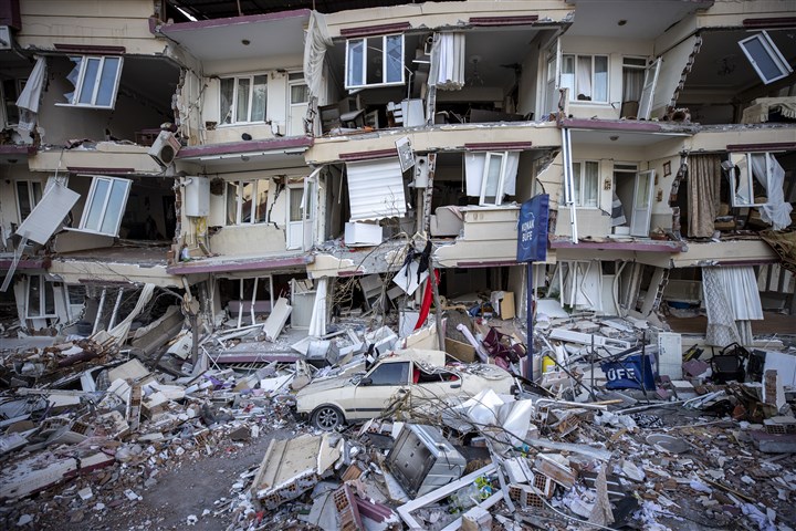 depremlerin yaşandığı Kahramanmaraş’ta çok sayıda bina yıkıldı veya hasar gördü / AA
