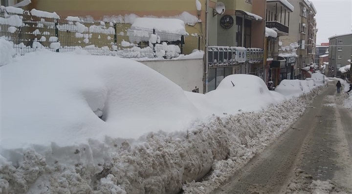 Artvin kent merkezinde kar kalınlığı yer yer 40 santimetreye ulaştı / AA