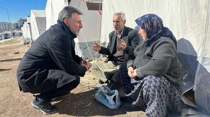 Bayraklı Belediye Başkanı Serdal Sandal, çadır bölgesine giderek depremzede yurttaşları dinledi.