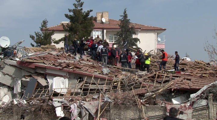 Depremin ardından yıkılan bir bina / İHA