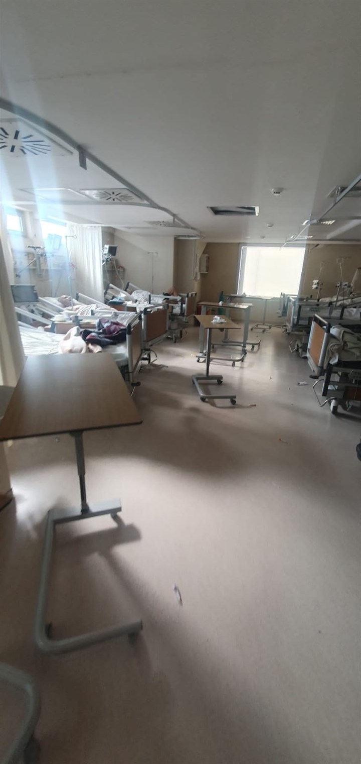 Özel Doğu Akdeniz Hastanesi’ne giren gönüllüler, yoğun bakımda ölen ve can çekişen hastalarla karşılaştı ve bu fotoğrafı çektiler.