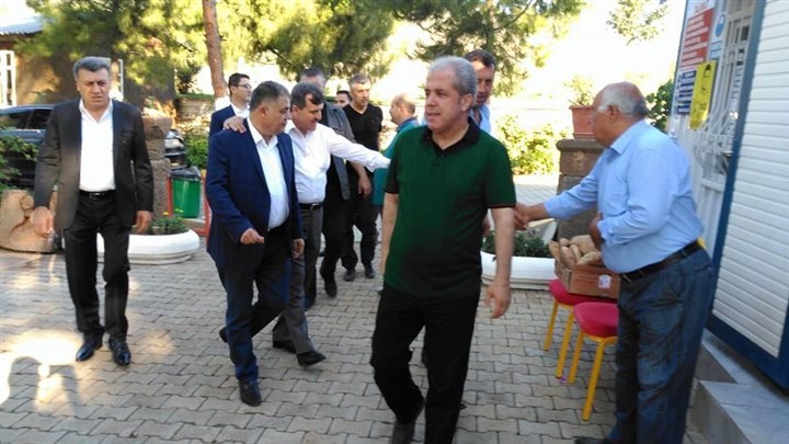 İzzet Aytekin (en solda), eski Nurdağı Belediye Başkanı Mehmet Yıldırır (soldan ikinci) ve onun yanında Murat Ergin Mideoğlu (beyaz gömlekli) birbirine çok yakın isimler