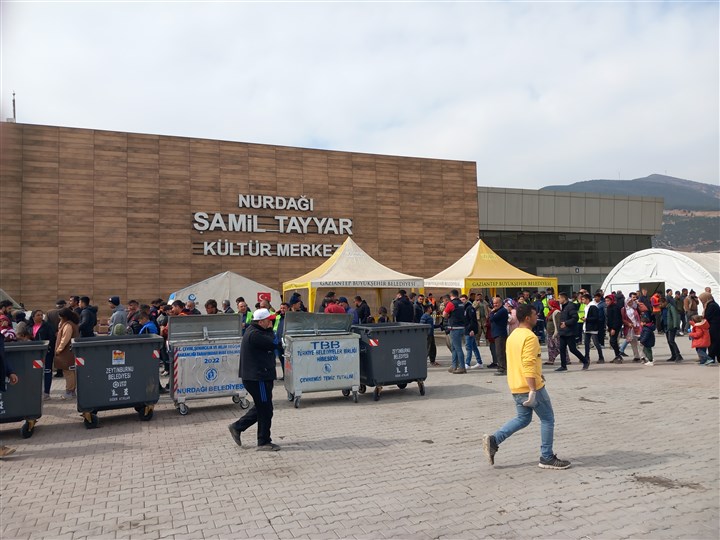 Nurdağı’ndaki kültür merkezine Şamil Tayyar’ın ismi verilmiş. Depremden sonra kocaman isminin yazdığı kültür merkezi önünde insanlar gıda yardımı için uzun kuyruklar oluşturdu