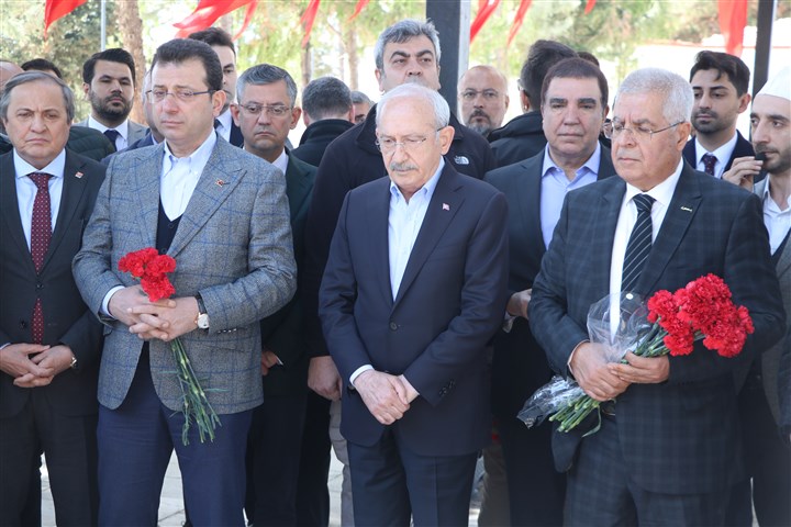Kılıçdaroğlu, Gaziantep’te Yeşilkent Mezarlığını ve Yeşilkent Şehitliğini ziyaret etti. Ziyarete İBB Başkanı Ekrem İmamoğlu da katıldı / AA 