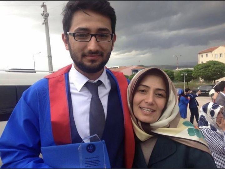 Nurgül Göksu ve oğlu Ahmet Can Zabun mezuniyet töreninde çok mutluydu.