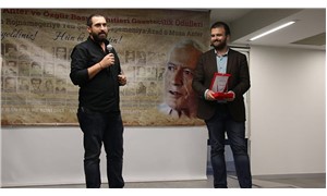 BirGün editörü Uğur Şahin ödülünü aldı