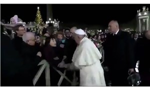 Kendini çeken kadının eline vuran Papa özür diledi