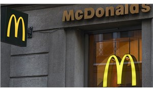 Fast food skandalları bitmek bilmiyor: Burgerin içinden metal çubuk çıktı