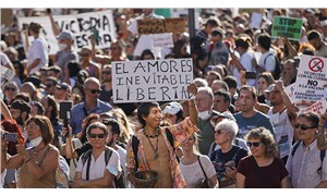 İspanyada yüzlerce kişi koronavirüs önlemlerine karşı maskesiz yürüdü