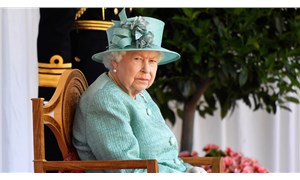 İngiltere Kraliçesi Elizabeth, büyük saray etkinliklerini yıl sonuna kadar iptal etti