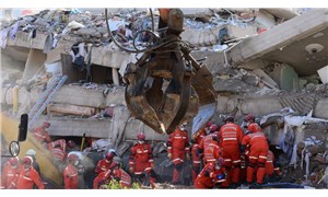 İzmir Depremi: 30 saat sonra enkazdan çıkarılan kadın hayatını kaybetti
