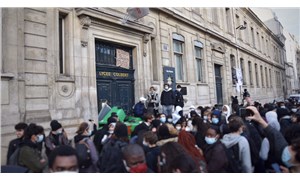 Pariste salgın döneminde okulların açılmasını protesto eden lise öğrencileri polisle çatıştı