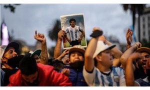 Saygı, sevgi ve minnet: Maradona son yolculuğuna uğurlandı