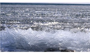 Çıldır Gölü'nde görsel şölen: Buzlar kıyıya vuruyor