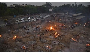 Hindistan’da koronavirüsten ölenler parklarda toplu olarak yakılıyor