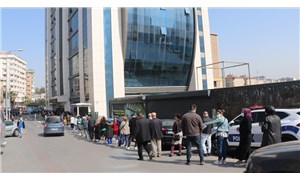 İstanbulda kaymakamlıklar önünde seyahat izin belgesi kuyruğu