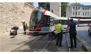 Gülhane'de raydan çıkan tramvay elektrik direğine çarptı