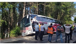 35 yolcusu bulunan otobüs, uçurum kenarında asılı kaldı