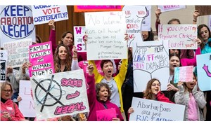 Teksas'ta kadınların kürtaj hakkını yasaklayan yasa askıya alındı