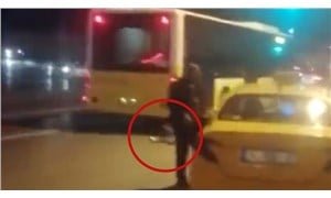 Taksicinin yere ittiği turist kadın, otobüsün altında kalmaktan son anda kurtuldu