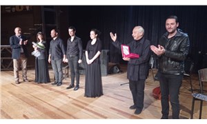 İzmir'de BirGün'lük Tiyatro: Genco Erkal ve Tülay Günal, 'Yaşamaya Dair' oyununu sahneledi