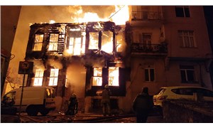 Beyoğlu’nda iki katlı ahşap bina yangında kül oldu