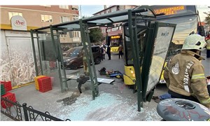 Eyüpsultan'da İETT otobüsü, durağa çarptı: 3 yaralı