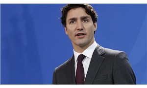 Kanada Başbakanı Trudeau'dan uçakta maskesiz parti yapan ünlülere: Aptallar
