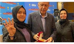 Erdoğan, AKP'li öğrenciye bilezik hediye etti