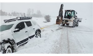 Belediye başkanı, karda mahsur kalan yurttaşı kurtarırken karda mahsur kaldı