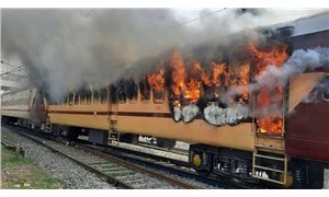 Hindistan'da işe alım sınavlarını protesto eden göstericiler, tren yaktı