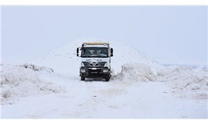 Meke Gölü'ne kamyonlarla kar taşınıyor