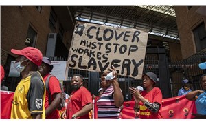 Güney Afrika'da grevde olan işçiler çetelerin saldırısına uğradı