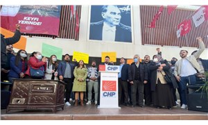 CHP'li gençlerden sobalı protesto: Faturaları ve diplomaları yaktılar