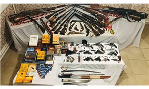 İzmir'de bir evde çok sayıda silahla FETÖ yayınları ele geçirildi