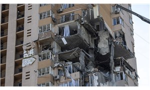 Kiev'deki apartmanın füzeyle vurulduğu an güvenlik kameralarına yansıdı