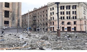 Harkov’da valilik binasına füze saldırısı fotoğraflara yansıdı