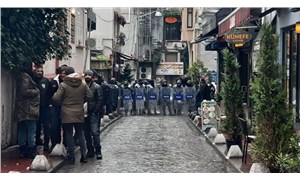 Feminist Gece Yürüyüşü öncesi Taksim: Metro çıkışları kapatıldı, meydan polis barikatlarıyla çevrildi